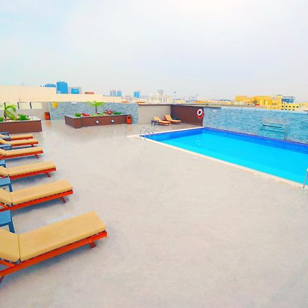 The Grand Lux Hotel Doha Eksteriør bilde Rooftop pool at the hotel