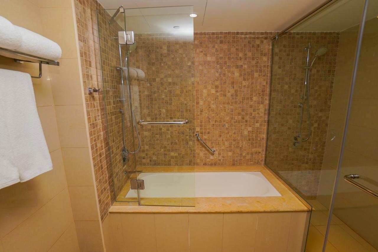 The Grand Lux Hotel Doha Eksteriør bilde A bathtub with a shower enclosure