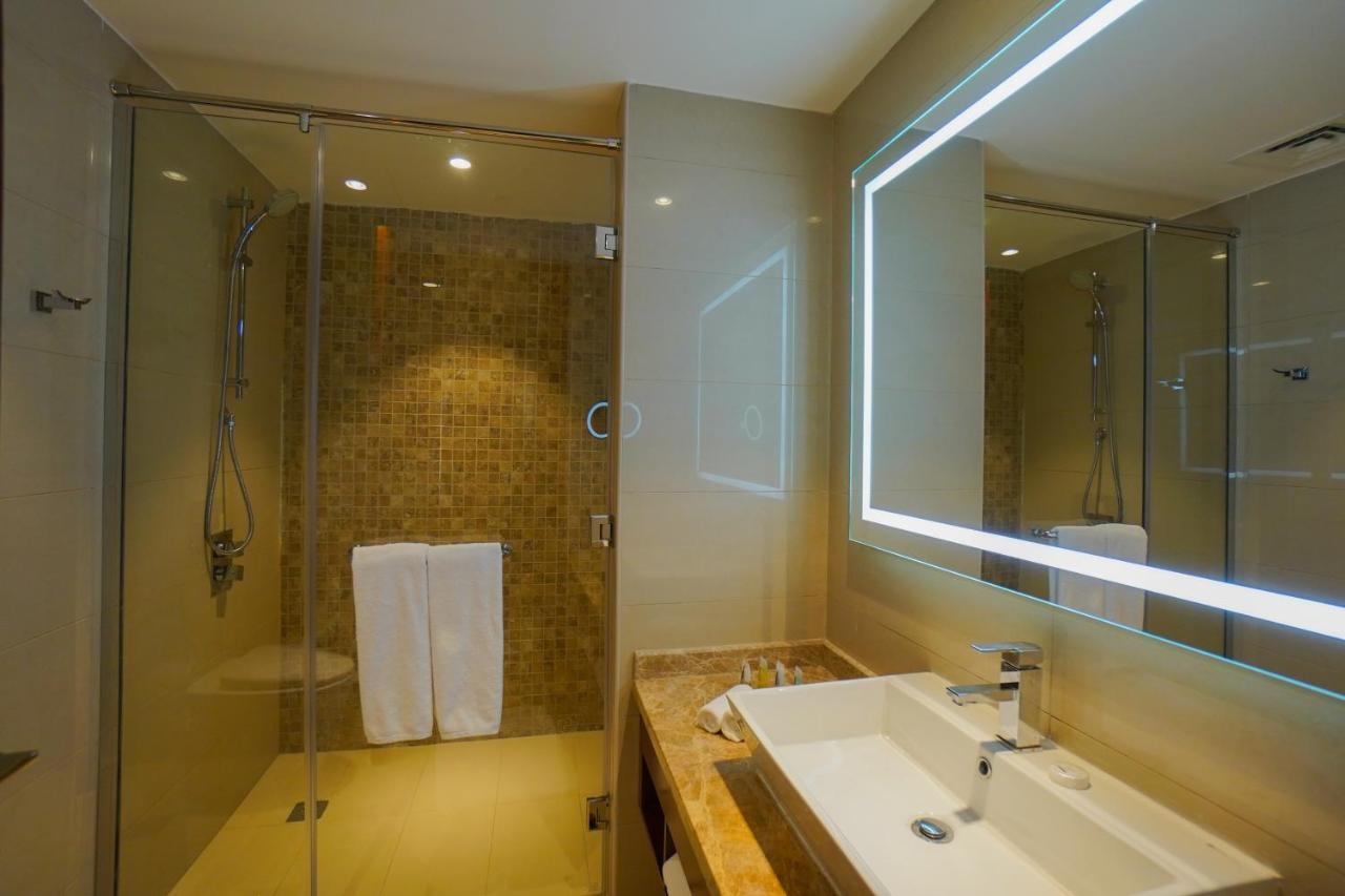 The Grand Lux Hotel Doha Eksteriør bilde Bathroom