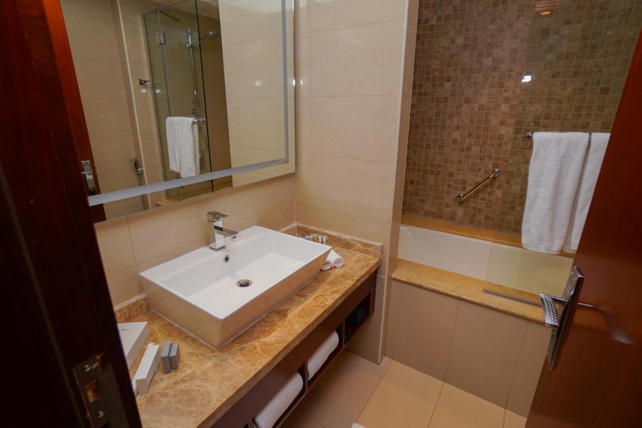 The Grand Lux Hotel Doha Eksteriør bilde Bathroom