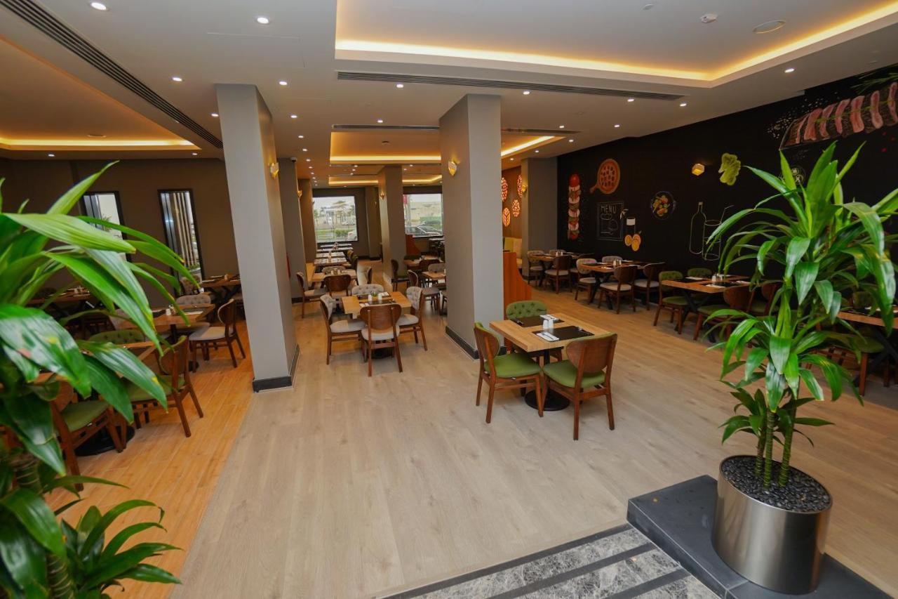 The Grand Lux Hotel Doha Eksteriør bilde Restaurant