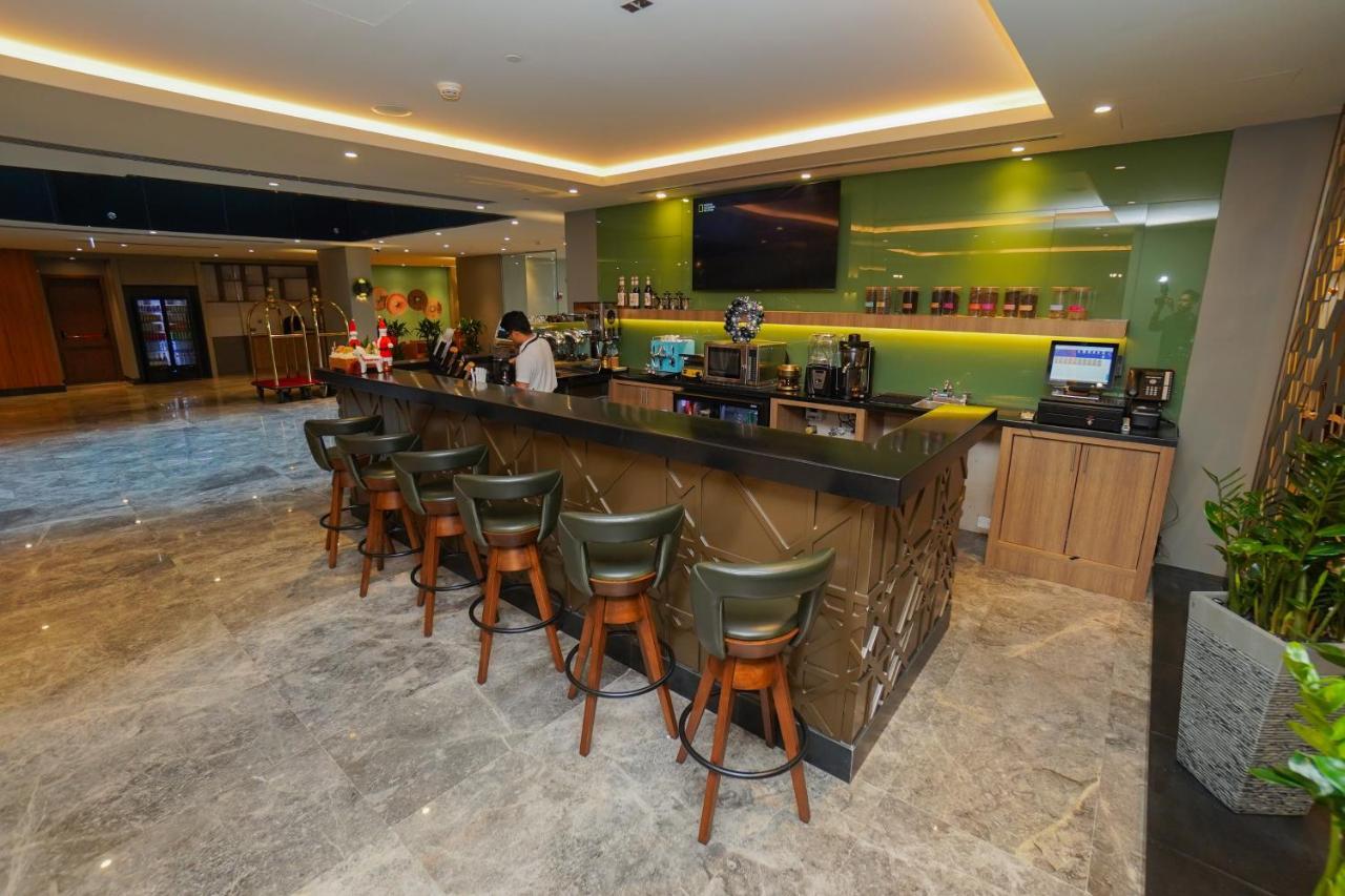 The Grand Lux Hotel Doha Eksteriør bilde The bar at the lounge