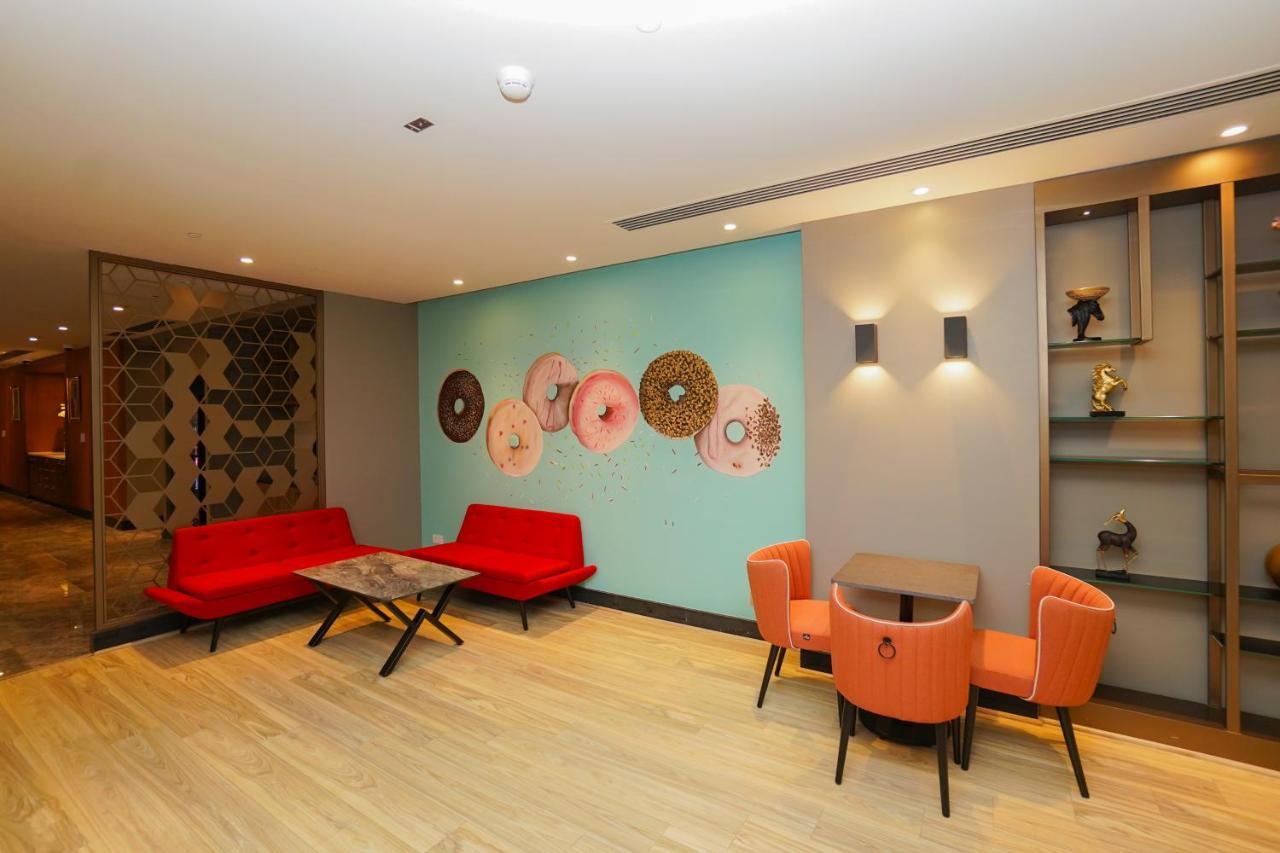 The Grand Lux Hotel Doha Eksteriør bilde The lounge at the airport