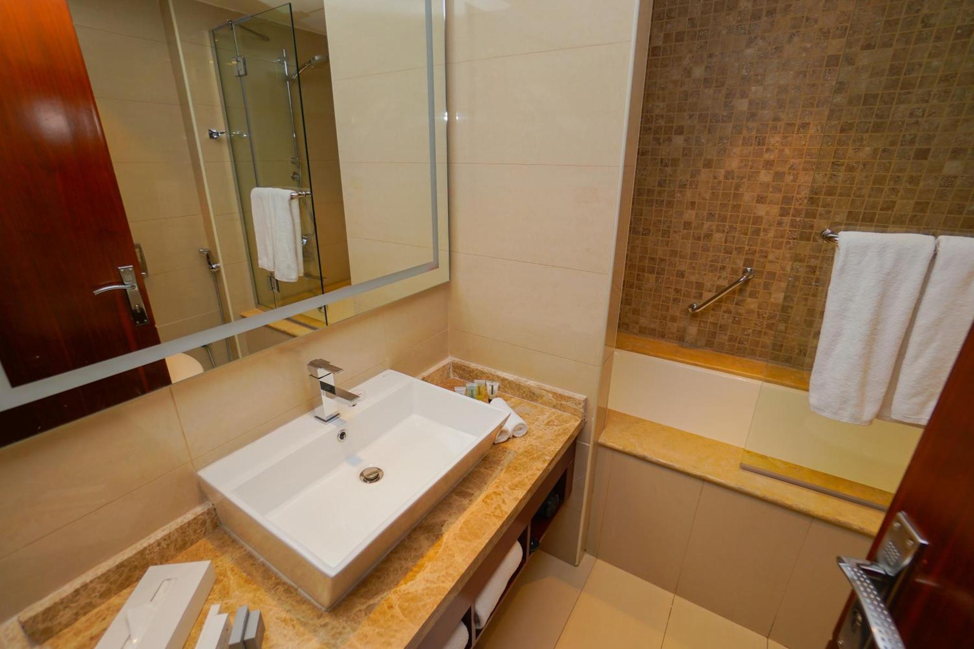 The Grand Lux Hotel Doha Eksteriør bilde Bathroom