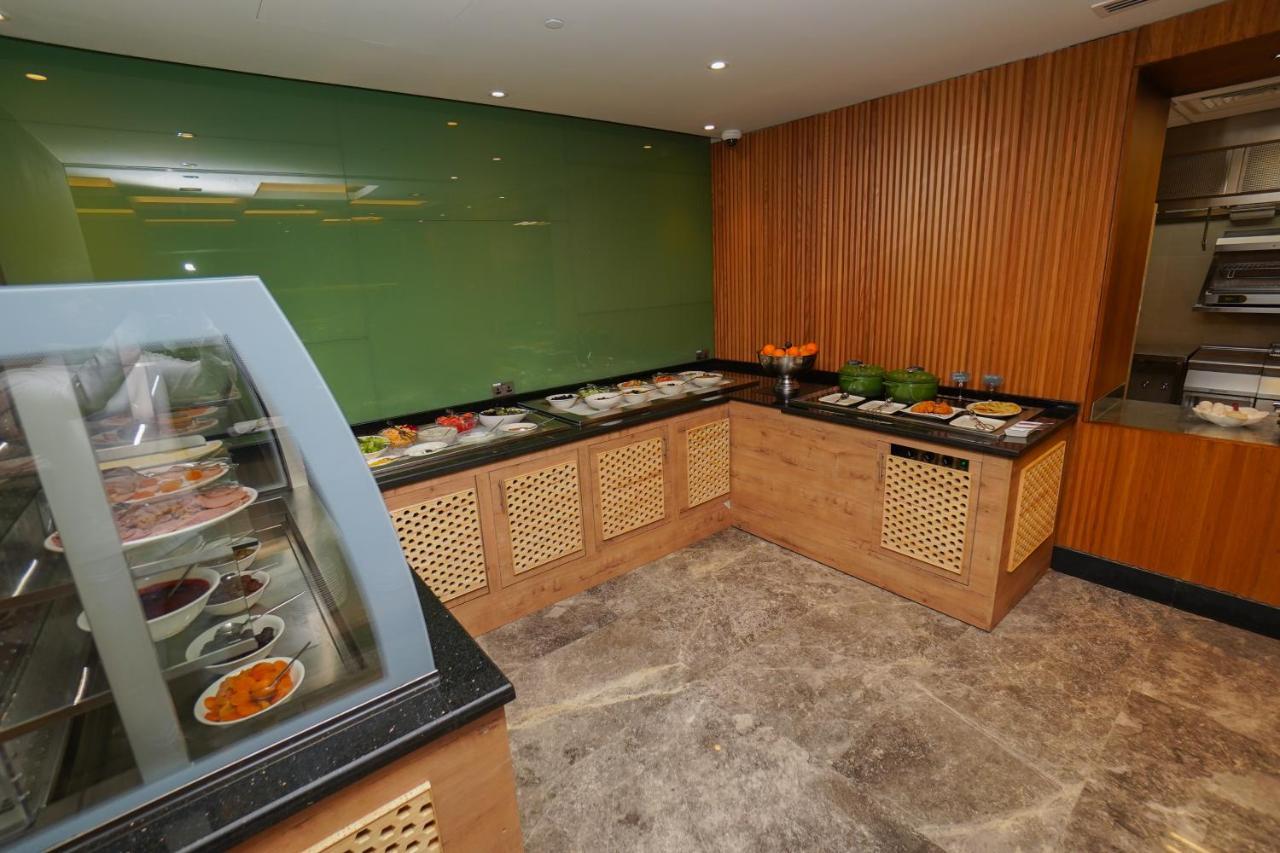 The Grand Lux Hotel Doha Eksteriør bilde A salad bar at a hotel