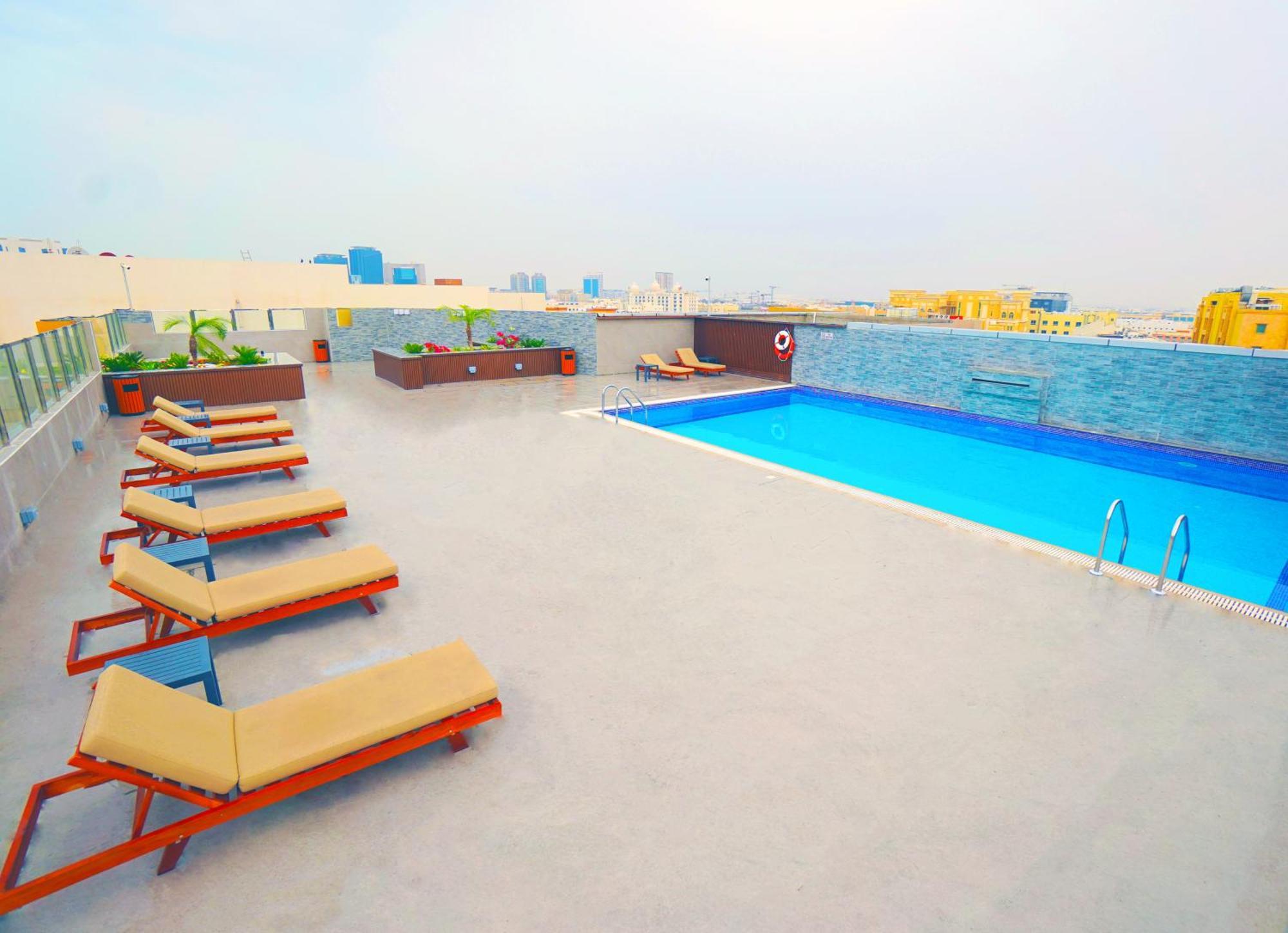 The Grand Lux Hotel Doha Eksteriør bilde Rooftop pool at the hotel
